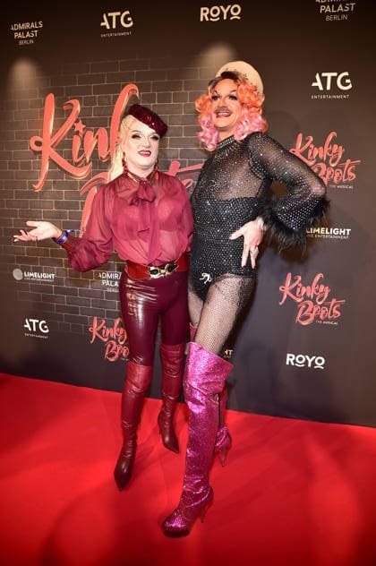 PREMIERE OF ÒKINKY BOOTS Ð THE MUSICALÒ Sheila Wolf with Gloria Viagra, Trvestiekünstler PREMIERE OF ÒKINKY BOOTS Ð THE MUSICALÒ at the Admiralspalast in Berlin on 18 12 2025 Photopress Mueller