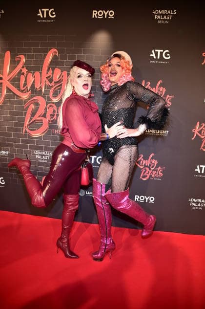 PREMIERE OF ÒKINKY BOOTS Ð THE MUSICALÒ Sheila Wolf with Gloria Viagra, Trvestiekünstler PREMIERE OF ÒKINKY BOOTS Ð THE MUSICALÒ at the Admiralspalast in Berlin on 18 12 2025 Photopress Mueller