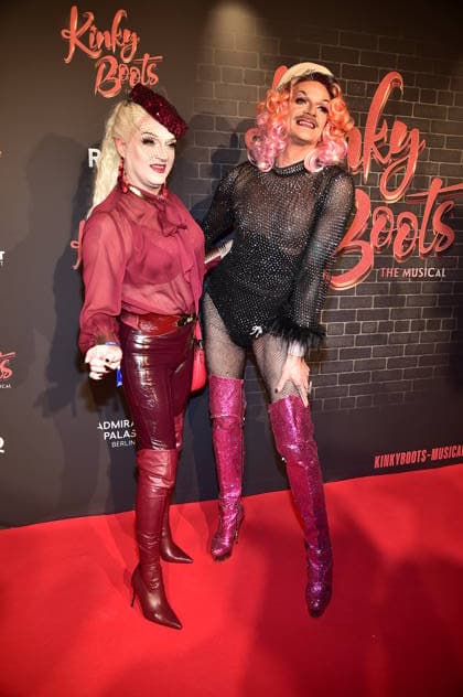 PREMIERE OF ÒKINKY BOOTS Ð THE MUSICALÒ Sheila Wolf with Gloria Viagra, Trvestiekünstler PREMIERE OF ÒKINKY BOOTS Ð THE MUSICALÒ at the Admiralspalast in Berlin on 18 12 2025 Photopress Mueller