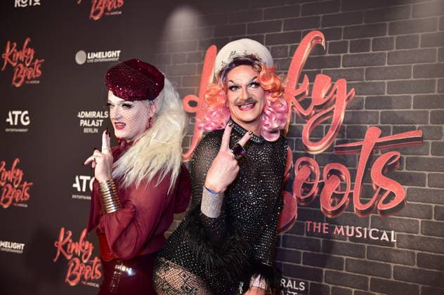 PREMIERE OF ÒKINKY BOOTS Ð THE MUSICALÒ Sheila Wolf with Gloria Viagra, Trvestiekünstler PREMIERE OF ÒKINKY BOOTS Ð THE MUSICALÒ at the Admiralspalast in Berlin on 18 12 2025 Photopress Mueller
