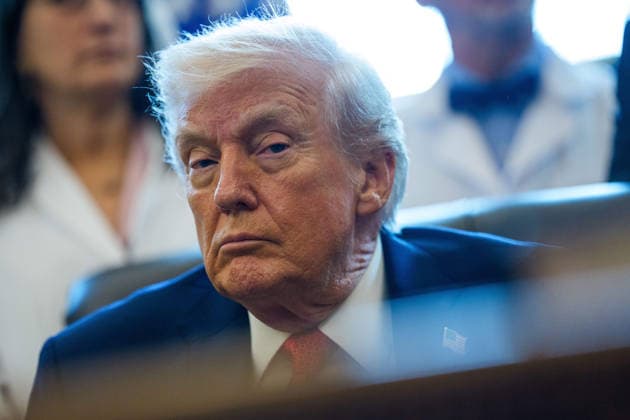 News Bilder des Tages December 18, 2025, Washington, District Of Columbia, USA: United States President Donald J Trump gives remarks as he signs an executive order to Ã¢â‚¬oereschedule marijuana from a schedule one to a schedule three controlled substance with legitimate medical usesÃ¢â‚¬Â in the Oval Office of the White House in Washington, DC, USA, on Thursday, December 18, 2025 Washington USA - ZUMAs152 20251218_faa_s152_016 Copyright: xAaronxSchwartzx-xPoolxviaxCNPx