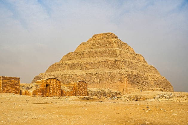 Stufenpyramide im Djoser Pyramidenkomplex Sakkara, Ägypten Stufenpyramide im Djoser Pyramidenkomplex Sakkara, Ägypten (License=RF) Copyright: xZoonar.com HGVorndranx 24359188