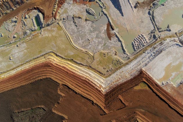 Luftaufnahme einer mehrfarbigen industriellen Tongrube mit scharfen, zickzackförmigen Schichten aus roter, weißer und brauner Erde von oben, mit Maßstab. Luftaufnahme einer mehrfarbigen industriellen Tongrube mit scharfen, zickzackförmigen Schichten aus roter, weißer und brauner Erde von oben, mit Maßstab. (License=RF) Copyright: xZoonar.com AndriixChagovetsx 24356256