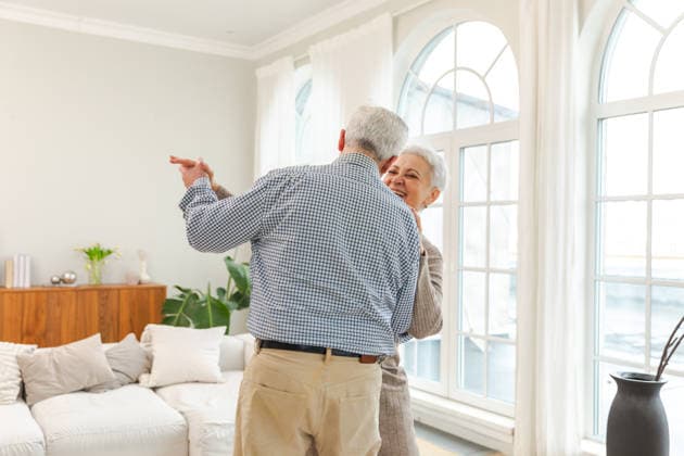 In Bewegung bleiben. Romantische Senior reifen Paar tanzen zu Musik zusammen zu Hause. Glücklich lächelnd Familie im Ruhestand Mann Frau Mann Frau mit Spaß genießen die Zeit zusammen. Familie Moment Liebe Pflege. In Bewegung bleiben. Romantische Senior reifen Paar tanzen zu Musik zusammen zu Hause. Glücklich lächelnd Familie im Ruhestand Mann Frau Mann Frau mit Spaß genießen die Zeit zusammen. Familie Moment Liebe Pflege. (License=RF) ,model released, Symbolfoto Copyright: xZoonar.com IuliiaxZavalishinax 24372695 ,model released, Symbolfoto ,property released