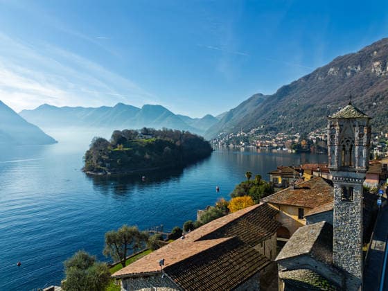 Blick auf die Insel Comacina aus dem Dorf Ossuccio am Comer See View of Comacina island from the village of Ossuccio on Lake Como (License=RF) Copyright: xZoonar.com NicolaxColombox 24374486