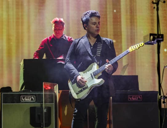The Stereophonics performing at The O2 Arena on their Winter Arena Tour 18th December 2025 Adam Zindani of The Stereophonics performing at The O2 Arena on their Winter Arena Tour London, United Kingdom 18th December 2025, Credit:Ray Hill Avalon  Copyright: xRayxHillx xAvalonx 1060253300