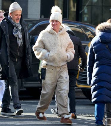 Pink Out - NYC Singer Pink walks with a friend in the West Village, New York on December 18, 2025. Photo by Dylan Travis ABACAPRESS.COM New York City NY United States  Copyright: xDylanxTravis ABACAx