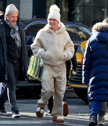 Pink Out - NYC Singer Pink walks with a friend in the West Village, New York on December 18, 2025. Photo by Dylan Travis ABACAPRESS.COM New York City NY United States  Copyright: xDylanxTravis ABACAx