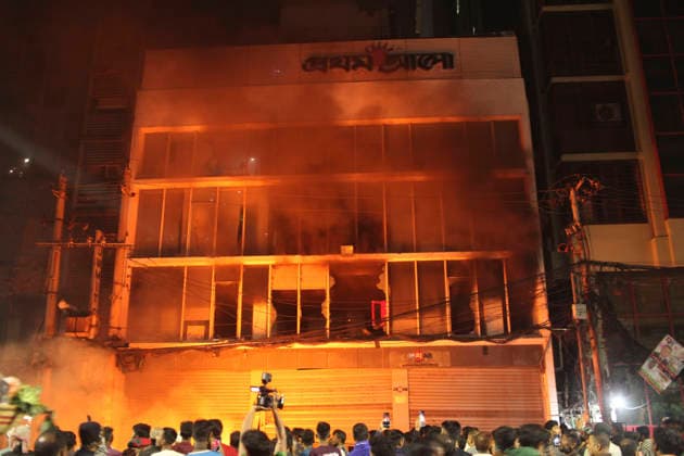 December 18, 2025, Dhaka, Dhaka, Bangladesh: Protesters set fires at the offices of Bangladesh s leading daily newspapers Prothom Alo and The Daily Star in Dhaka, Bangladesh, on 19 December 2025, after news spread of the death of Inkilab Mancha convener Sharif Osman Hadi. Dhaka Bangladesh - ZUMAj163 20251218_zip_j163_003 Copyright: xAbuxSufianxJewelx