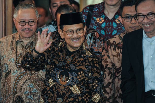 Anwar Ibrahim met with B. J. Habibie in celebrating 20 years of reformation JAKARTA, INDONESIA - MAY 20: Former 3rd President of Indonesia Bacharuddin Jusuf Habibie speaks during press conference at Habibie House in Jakarta, Indonesia on May 20, 2018. The leader of Malaysia s ruling coalition, Pakatan Harapan (Alliance of Hope) visits Habibie to celebrate 20 years of Indonesia s Reformation as the start of transition democratic power to the former Indonesian President. Jakarta Raya Indonesia. Editorial use only. Please get in touch for any other usage.  Copyright: x2025xAnadoluxAntonxRaharjox