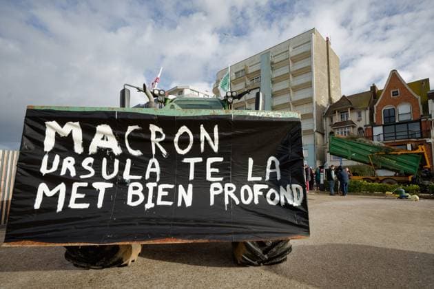 Farmers demonstration in front of the Macron villa in Le Touquet PHOTOPQR VOIX DU NORD JOHAN BEN AZZOUZ 19 12 2025 Le Touquet, le 19 decembre 2025 Farmers demonstration in front of the new villa of the presidential couple Emmanuel and Brigitte Macron, on the seafront message Macron Ursula Le Touquet, France, dec 19h 2025 French farmers demonstration following the politicy of slaughter of cows, despite being vaccinated against DNC Contagious Nodular Dermatosis and Mercosur They are in front of the new house french president Emmanuel Macon and Brigitte bought Nord France  Copyright: xPHOTOPQR VOIXxDUxNORD MAXPPPxJOHANxBENxAZZOUZx 20251219VDN7469 20251219VDN7487