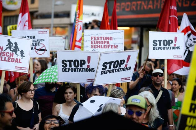 World Refugee Day in Vienna VIENNA, AUSTRIA - JUNE 20:Hundreds of people hold umbrellas as a symbol of protection for refugees during a march against the conservative right wing government Vienna, Austria on June 20, 2018. Burgenland Austria. Editorial use only. Please get in touch for any other usage.  Copyright: x2025xAnadoluxOmarxMarquesx