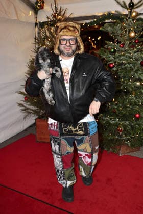 Oliver Polak with his dog Arthur at the Roncalli Weihnachtscircus premiere at the Tempodrom on 19 12 2025 in Berlin Roncalli Weihnachtscircus premiere in Berlin