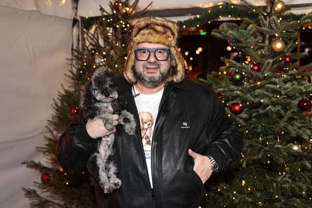 Oliver Polak with his dog Arthur at the Roncalli Weihnachtscircus premiere at the Tempodrom on 19 12 2025 in Berlin Roncalli Weihnachtscircus premiere in Berlin