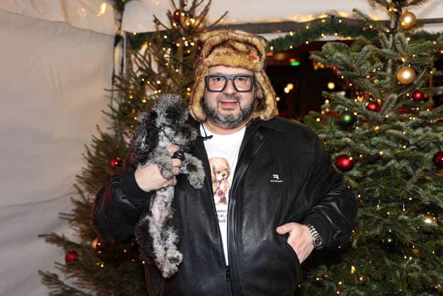 Oliver Polak with his dog Arthur at the Roncalli Weihnachtscircus premiere at the Tempodrom on 19 12 2025 in Berlin Roncalli Weihnachtscircus premiere in Berlin