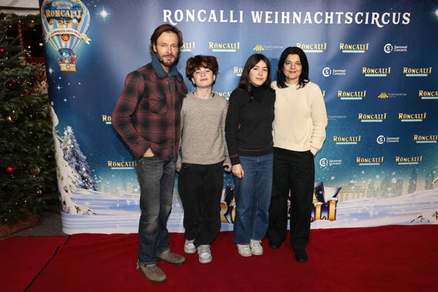 Jasmin Tabatabai and Andreas Pietschmann and their children Helena Pietschmann and Johan Anton Pietschmann at the Roncalli Weihnachtscircus premiere at the Tempodrom on 19 12 2025 in Berlin Roncalli Weihnachtscircus premiere in Berlin