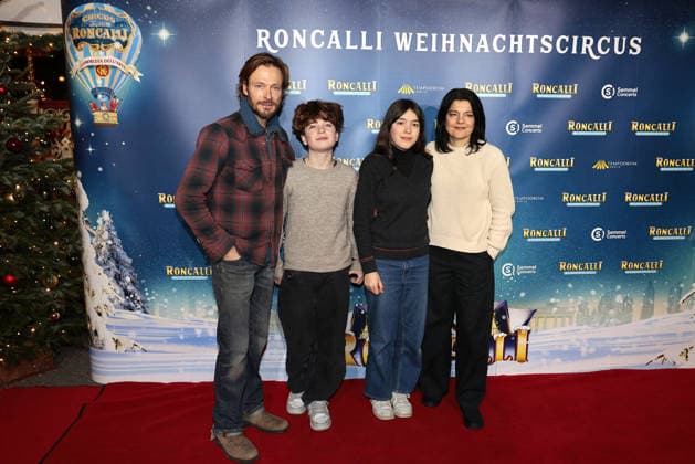 Jasmin Tabatabai and Andreas Pietschmann and their children Helena Pietschmann and Johan Anton Pietschmann at the Roncalli Weihnachtscircus premiere at the Tempodrom on 19 12 2025 in Berlin Roncalli Weihnachtscircus premiere in Berlin