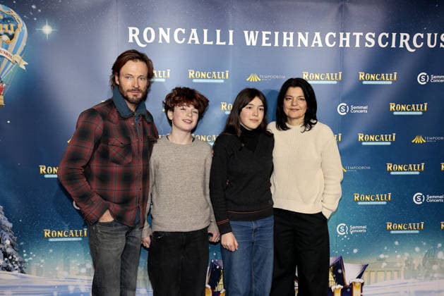 Jasmin Tabatabai and Andreas Pietschmann and their children Helena Pietschmann and Johan Anton Pietschmann at the Roncalli Weihnachtscircus premiere at the Tempodrom on 19 12 2025 in Berlin Roncalli Weihnachtscircus premiere in Berlin