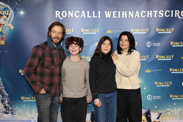 Jasmin Tabatabai and Andreas Pietschmann and their children Helena Pietschmann and Johan Anton Pietschmann at the Roncalli Weihnachtscircus premiere at the Tempodrom on 19 12 2025 in Berlin Roncalli Weihnachtscircus premiere in Berlin