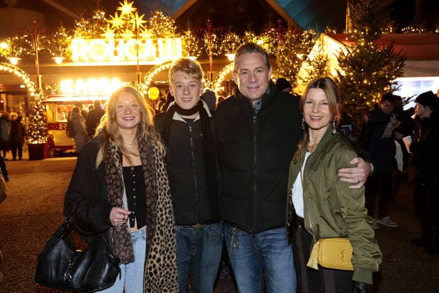 Sascha Vollmer with his wife Jenny and their children daughter Manisha and son John at the Roncalli Weihnachtscircus premiere at the Tempodrom on 19 12 2025 in Berlin Roncalli Weihnachtscircus premiere in Berlin