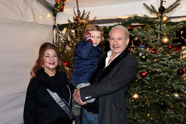 Leander Haussmann with his sister Iris and grandson Fritz at the Roncalli Weihnachtscircus premiere at the Tempodrom on 19 12 2025 in Berlin Roncalli Weihnachtscircus premiere in Berlin