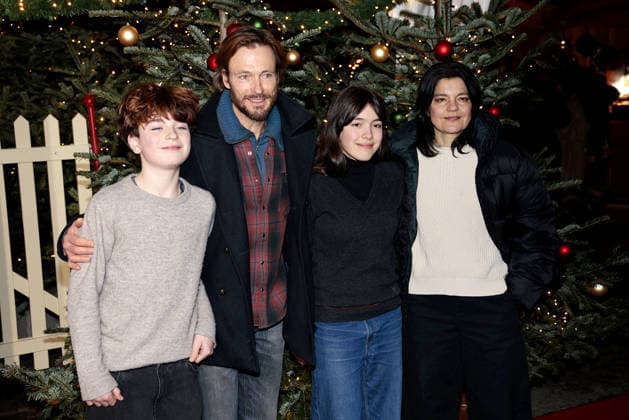 Jasmin Tabatabai and Andreas Pietschmann and their children Helena Pietschmann and Johan Anton Pietschmann at the Roncalli Weihnachtscircus premiere at the Tempodrom on 19 12 2025 in Berlin Roncalli Weihnachtscircus premiere in Berlin