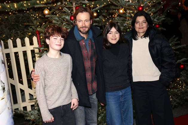 Jasmin Tabatabai and Andreas Pietschmann and their children Helena Pietschmann and Johan Anton Pietschmann at the Roncalli Weihnachtscircus premiere at the Tempodrom on 19 12 2025 in Berlin Roncalli Weihnachtscircus premiere in Berlin