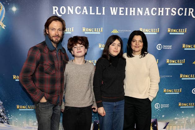 Jasmin Tabatabai and Andreas Pietschmann and their children Helena Pietschmann and Johan Anton Pietschmann at the Roncalli Weihnachtscircus premiere at the Tempodrom on 19 12 2025 in Berlin Roncalli Weihnachtscircus premiere in Berlin