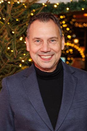 Premiere 21 Roncalli Weihnachtscircus Sebastian Fitzek at the premiere of the 21 Roncalli Weihnachtscircus at the Tempodrom on 19 12 2025 in Berlin Copyright: xEventpressxKochanx