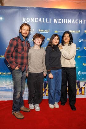 Premiere 21 Roncalli Weihnachtscircus Andreas Pietschmann, Johan, Helena and Jasmin Tabatabai at the premiere of the 21 Roncalli Weihnachtscircus at the Tempodrom on 19 12 2025 in Berlin Copyright: xEventpressxKochanx
