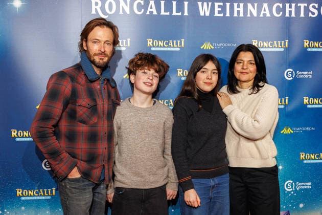 Premiere 21 Roncalli Weihnachtscircus Andreas Pietschmann, Johan, Helena and Jasmin Tabatabai at the premiere of the 21 Roncalli Weihnachtscircus at the Tempodrom on 19 12 2025 in Berlin Copyright: xEventpressxKochanx
