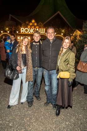 abb Manisha, Johnny, Sascha Vollmer and Jennifer Vollmer musicians at the premiere of the 21 Roncalli Weihnachtscircus at the Tempodrom Berlin, on 19 12 2025 in Berllin Berlin Germany