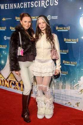 abb Nadine Breaty on the right with company at the premiere of the 21 Roncalli Weihnachtscircus at the Tempodrom Berlin, on 19 12 2025 in Berlin Berlin Germany