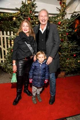 abb Leander Haussmann Haußmann with sister Iris and grandson Fritz Actor at the premiere of the 21 Roncalli Weihnachtscircus at the Tempodrom Berlin, on 19 12 2025 in Berlin Berlin Germany