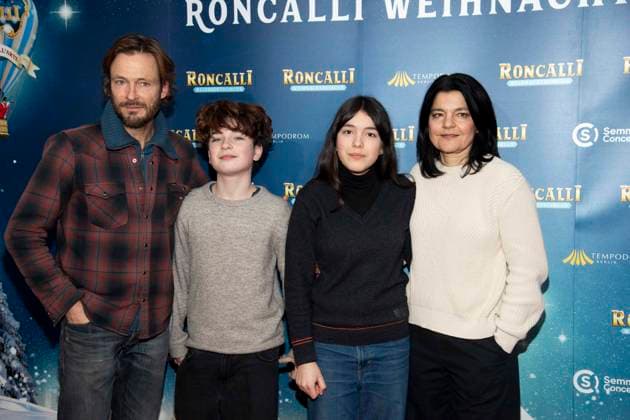 abb Andreas Pietschmann, Johan Anton, Helena Leila Tochter and Jasmin Tabatabai family actors at the premiere of the 21 Roncalli Weihnachtscircus at the Tempodrom Berlin, on 19 12 2025 in Berlkin Berlin Germany