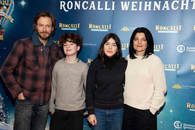 abb Andreas Pietschmann, Johan Anton, Helena Leila Tochter and Jasmin Tabatabai family actors at the premiere of the 21 Roncalli Weihnachtscircus at the Tempodrom Berlin, on 19 12 2025 in Berlkin Berlin Germany