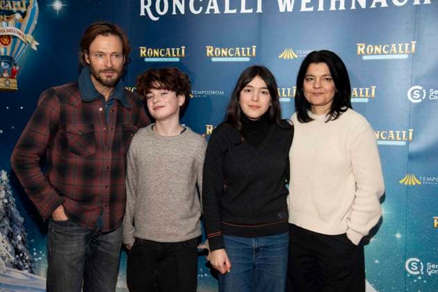 abb Andreas Pietschmann, Johan Anton, Helena Leila Tochter and Jasmin Tabatabai family actors at the premiere of the 21 Roncalli Weihnachtscircus at the Tempodrom Berlin, on 19 12 2025 in Berlkin Berlin Germany