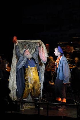 Hans Gröning as Jonas and Alexander von Hugo as Anatol Brown , f l , during the photo rehearsal for In Frisco ist der Teufel los at the Komische Oper im Schillertheater in Berlin, December 19, 2025 Operetta in four acts by Guido Masanetz Musical direction Kai Tietje Scenic arrangement Martin G Berger Costumes Est
