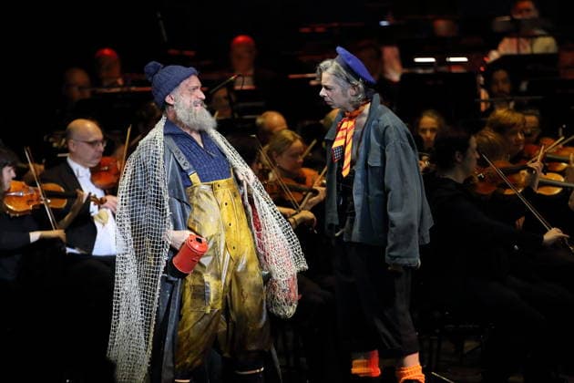 Hans Gröning as Jonas and Alexander von Hugo as Anatol Brown , f l , during the photo rehearsal for In Frisco ist der Teufel los at the Komische Oper im Schillertheater in Berlin, December 19, 2025 Operetta in four acts by Guido Masanetz Musical direction Kai Tietje Scenic arrangement Martin G Berger Costumes Est