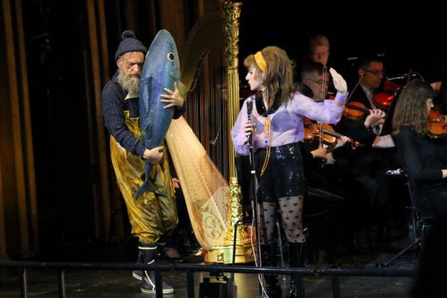 Hans Gröning as Jonas and Sophia Euskirchen as Virginia West during the photo rehearsal for In Frisco ist der Teufel los at the Komische Oper im Schillertheater in Berlin, December 19, 2025 Operetta in four acts by Guido Masanetz Musical direction Kai Tietje Scenic arrangement Martin G Berger Costumes Esther Bialas Prem