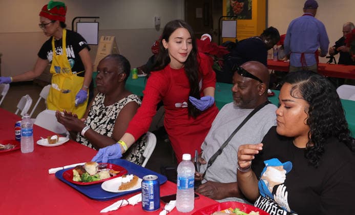 Celebrities take part in the Los Angeles Mission s Annual Thanksgiving Outreach on Skid Row, in Los Angeles, California Featuring: Caylee Cowan Where: Los Angeles, California, United States When: 19 Dec 2025 Credit: Faye s Vision Cover Images EDITORIAL USE ONLY. NOT FOR USE BY NEWSPAPERS BASED IN THE UK. Copyright: xx coverimg55349142