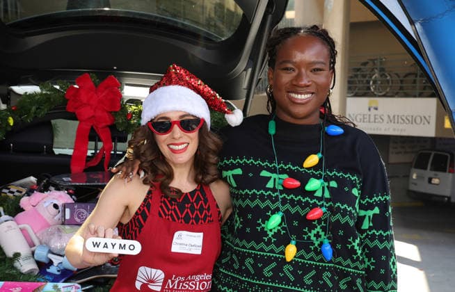Celebrities take part in the Los Angeles Mission s Annual Thanksgiving Outreach on Skid Row, in Los Angeles, California Featuring: Christina DeRosa, Nuna Atadja Where: Los Angeles, California, United States When: 19 Dec 2025 Credit: Faye s Vision Cover Images EDITORIAL USE ONLY. NOT FOR USE BY NEWSPAPERS BASED IN THE UK. Copyright: xx coverimg55349079