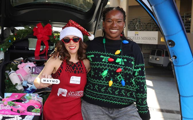 Celebrities take part in the Los Angeles Mission s Annual Thanksgiving Outreach on Skid Row, in Los Angeles, California Featuring: Christina DeRosa, Nuna Atadja Where: Los Angeles, California, United States When: 19 Dec 2025 Credit: Faye s Vision Cover Images EDITORIAL USE ONLY. NOT FOR USE BY NEWSPAPERS BASED IN THE UK. Copyright: xx coverimg55349080
