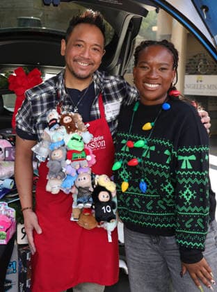 Celebrities take part in the Los Angeles Mission s Annual Thanksgiving Outreach on Skid Row, in Los Angeles, California Featuring: Nick Mendoza, Nuna Atadja Where: Los Angeles, California, United States When: 19 Dec 2025 Credit: Faye s Vision Cover Images EDITORIAL USE ONLY. NOT FOR USE BY NEWSPAPERS BASED IN THE UK. Copyright: xx coverimg55349085