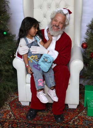 Celebrities take part in the Los Angeles Mission s Annual Thanksgiving Outreach on Skid Row, in Los Angeles, California Featuring: Marisol Argueta Where: Los Angeles, California, United States When: 19 Dec 2025 Credit: Faye s Vision Cover Images EDITORIAL USE ONLY. NOT FOR USE BY NEWSPAPERS BASED IN THE UK. Copyright: xx coverimg55349092