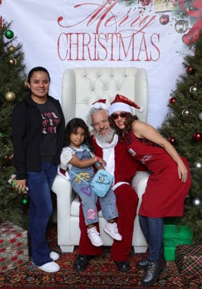 Celebrities take part in the Los Angeles Mission s Annual Thanksgiving Outreach on Skid Row, in Los Angeles, California Featuring: Paulal Argueta, Marisol Argueta, Christina DeRosa Where: Los Angeles, California, United States When: 19 Dec 2025 Credit: Faye s Vision Cover Images EDITORIAL USE ONLY. NOT FOR USE BY NEWSPAPERS BASED IN THE UK. Copyright: xx coverimg55349097