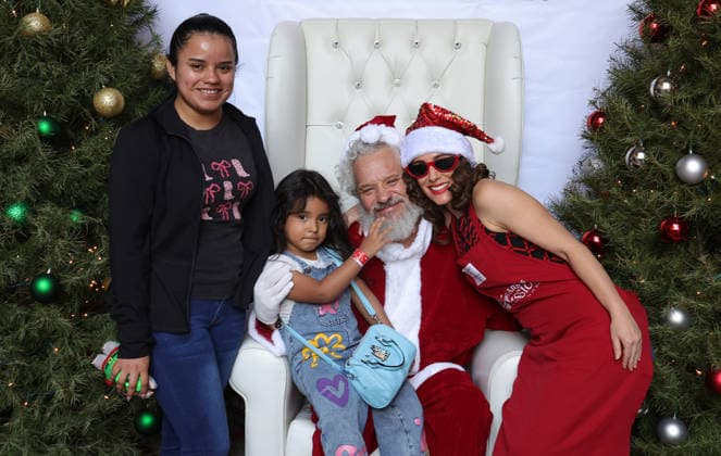 Celebrities take part in the Los Angeles Mission s Annual Thanksgiving Outreach on Skid Row, in Los Angeles, California Featuring: Paulal Argueta, Marisol Argueta, Christina DeRosa Where: Los Angeles, California, United States When: 19 Dec 2025 Credit: Faye s Vision Cover Images EDITORIAL USE ONLY. NOT FOR USE BY NEWSPAPERS BASED IN THE UK. Copyright: xx coverimg55349098