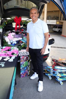 Celebrities take part in the Los Angeles Mission s Annual Thanksgiving Outreach on Skid Row, in Los Angeles, California Featuring: Antonio Villaraigosa Where: Los Angeles, California, United States When: 19 Dec 2025 Credit: Faye s Vision Cover Images EDITORIAL USE ONLY. NOT FOR USE BY NEWSPAPERS BASED IN THE UK. Copyright: xx coverimg55349116