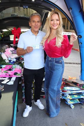 Celebrities take part in the Los Angeles Mission s Annual Thanksgiving Outreach on Skid Row, in Los Angeles, California Featuring: Antonio Villaraigosa, Brandy Ledford Where: Los Angeles, California, United States When: 19 Dec 2025 Credit: Faye s Vision Cover Images EDITORIAL USE ONLY. NOT FOR USE BY NEWSPAPERS BASED IN THE UK. Copyright: xx coverimg55349118