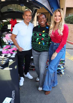 Celebrities take part in the Los Angeles Mission s Annual Thanksgiving Outreach on Skid Row, in Los Angeles, California Featuring: Antonio Villaraigosa, Nuna Atadja, Brandy Ledford Where: Los Angeles, California, United States When: 19 Dec 2025 Credit: Faye s Vision Cover Images EDITORIAL USE ONLY. NOT FOR USE BY NEWSPAPERS BASED IN THE UK. Copyright: xx coverimg55349121